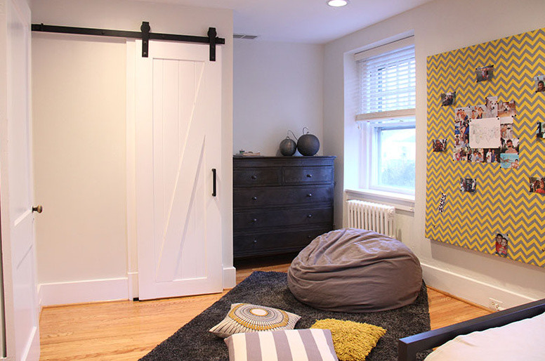 Aménagement d'une chambre parentale de taille moyenne avec un mur gris, parquet clair, aucune cheminée et un sol marron.