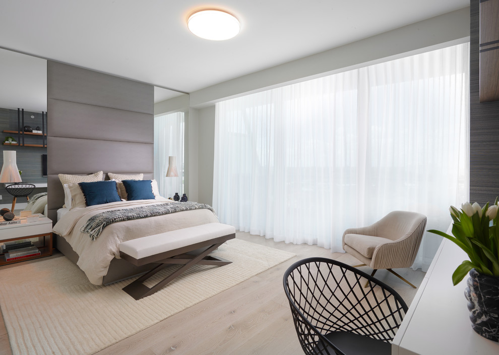Modelo de habitación de invitados actual de tamaño medio con suelo de madera clara y suelo beige