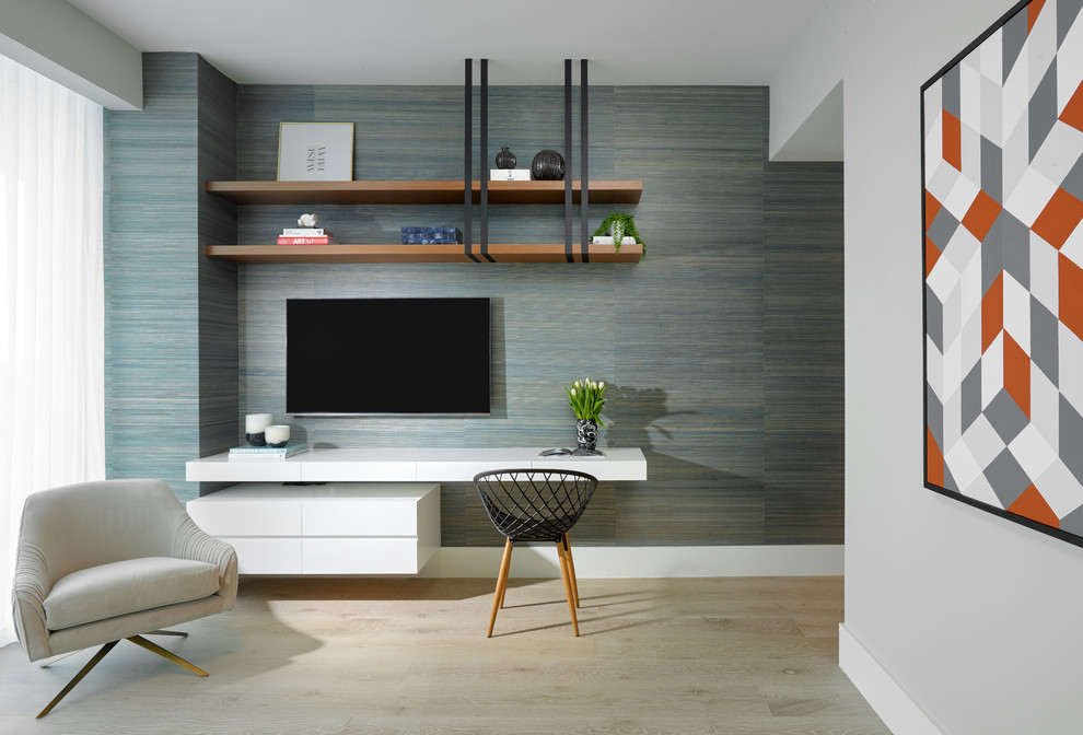 Idée de décoration pour une chambre d'amis design de taille moyenne avec parquet clair et un sol beige.