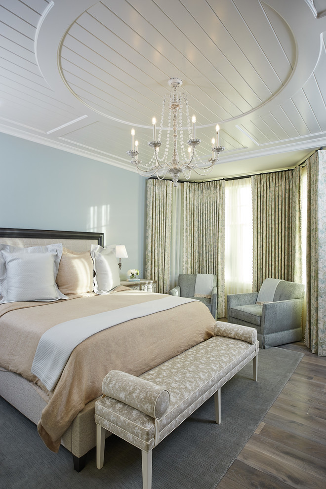 Ispirazione per una camera matrimoniale stile marino di medie dimensioni con pareti blu e pavimento in legno massello medio