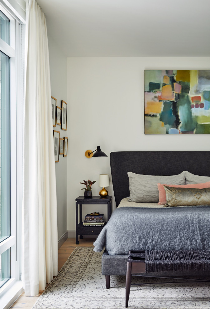 ボストンにあるコンテンポラリースタイルのおしゃれな寝室 (白い壁、無垢フローリング、茶色い床) のレイアウト