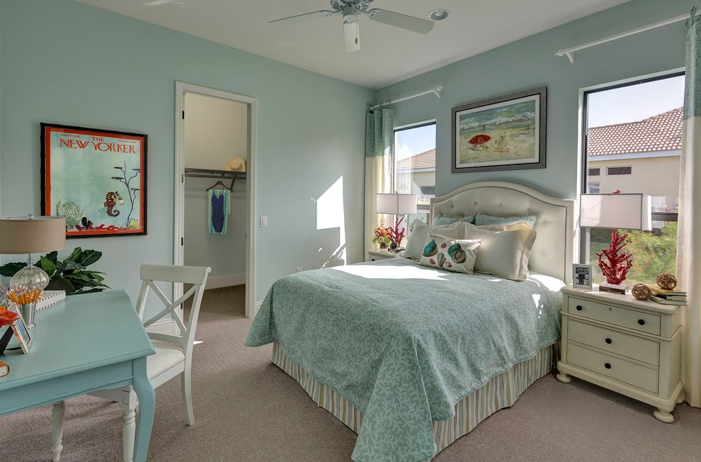 Mittelgroßes Maritimes Gästezimmer ohne Kamin mit blauer Wandfarbe und Teppichboden in Tampa