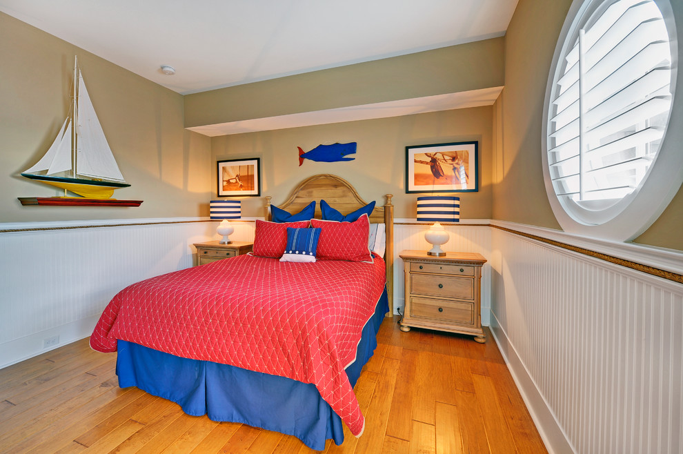 Идея дизайна: гостевая спальня (комната для гостей) в морском стиле с бежевыми стенами и паркетным полом среднего тона без камина