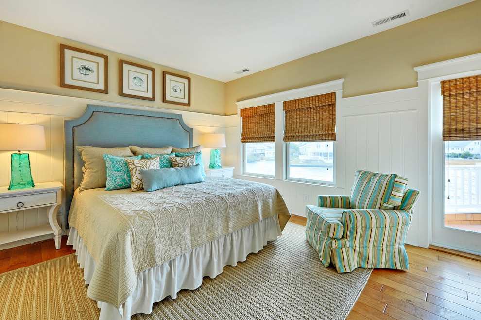 Maritimes Schlafzimmer mit beiger Wandfarbe und braunem Holzboden in Philadelphia