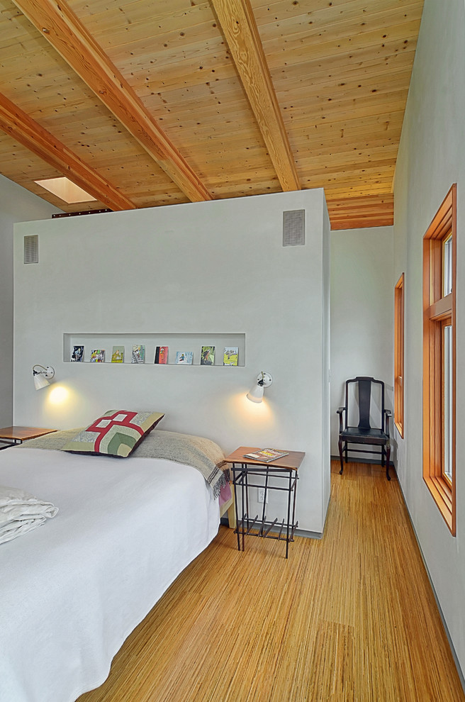 Idéer för att renovera ett funkis sovrum, med vita väggar och bambugolv