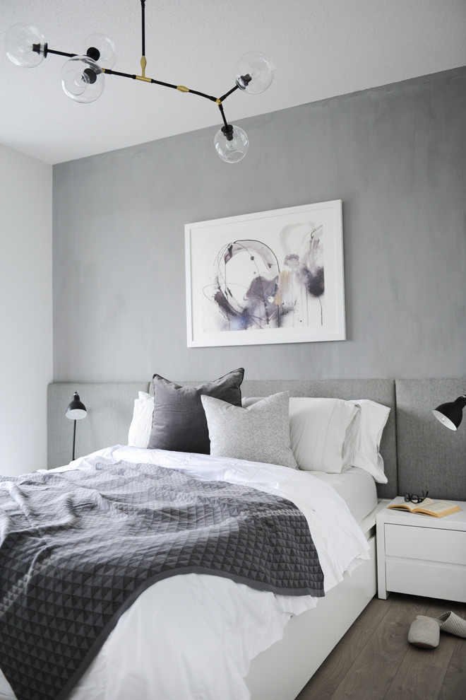 Esempio di una camera da letto design con pareti grigie