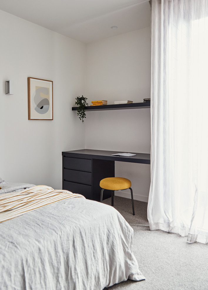 На фото: гостевая спальня (комната для гостей) в современном стиле с белыми стенами, ковровым покрытием и серым полом