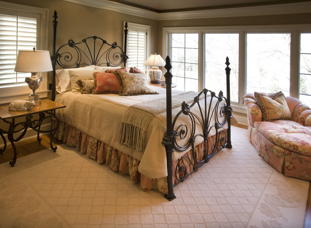 Ispirazione per una camera da letto tradizionale con pareti marroni