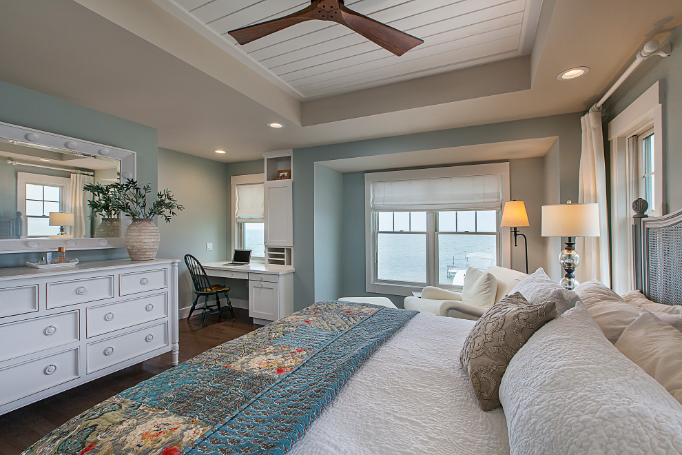 Стильный дизайн: хозяйская спальня среднего размера в морском стиле с синими стенами и паркетным полом среднего тона без камина - последний тренд