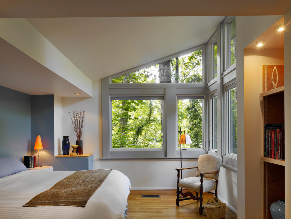 Diseño de dormitorio principal contemporáneo de tamaño medio sin chimenea con suelo de madera en tonos medios y paredes blancas