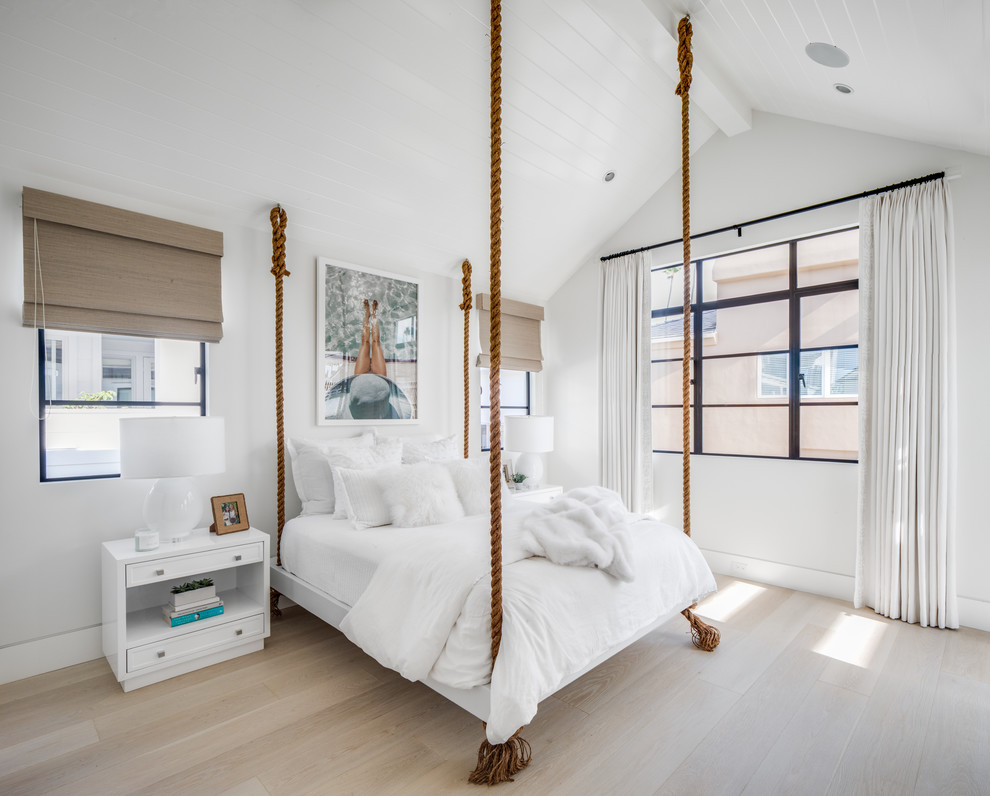 Modelo de dormitorio marinero sin chimenea con paredes blancas y suelo de madera clara