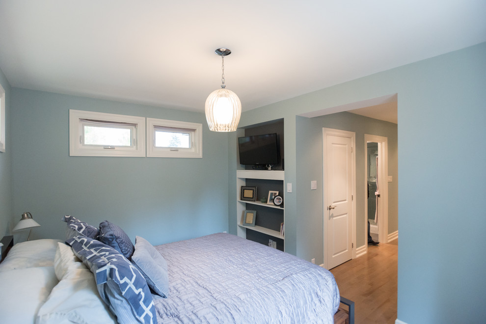 Idéer för små funkis gästrum, med blå väggar och ljust trägolv