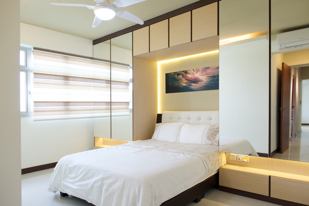 Modelo de dormitorio principal contemporáneo con paredes blancas