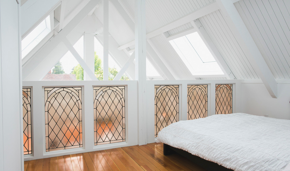 На фото: спальня на антресоли в стиле модернизм с белыми стенами и светлым паркетным полом с