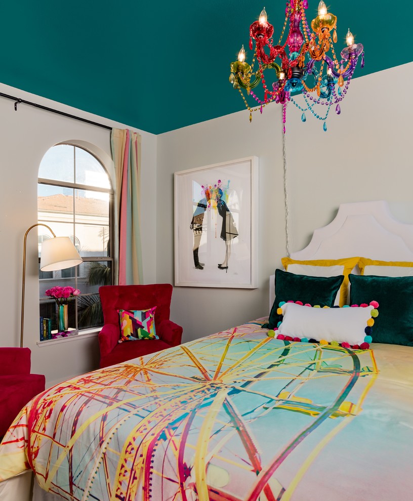 Modelo de habitación de invitados ecléctica de tamaño medio sin chimenea con paredes verdes y moqueta