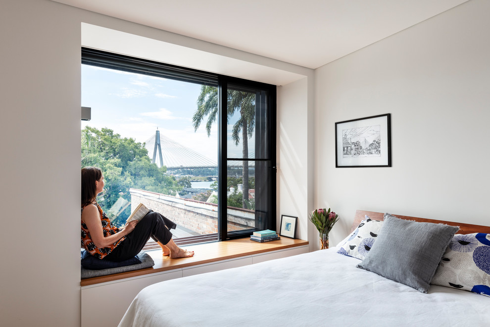 シドニーにある中くらいなコンテンポラリースタイルのおしゃれな主寝室 (白い壁、淡色無垢フローリング、茶色い床) のインテリア