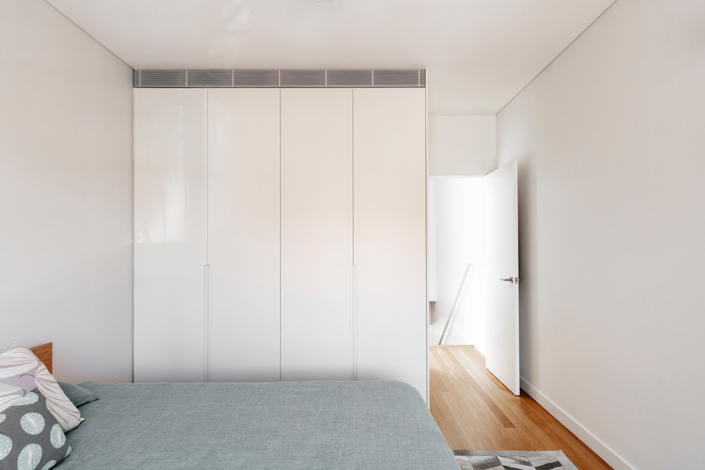 Идея дизайна: хозяйская спальня среднего размера в современном стиле с белыми стенами и светлым паркетным полом