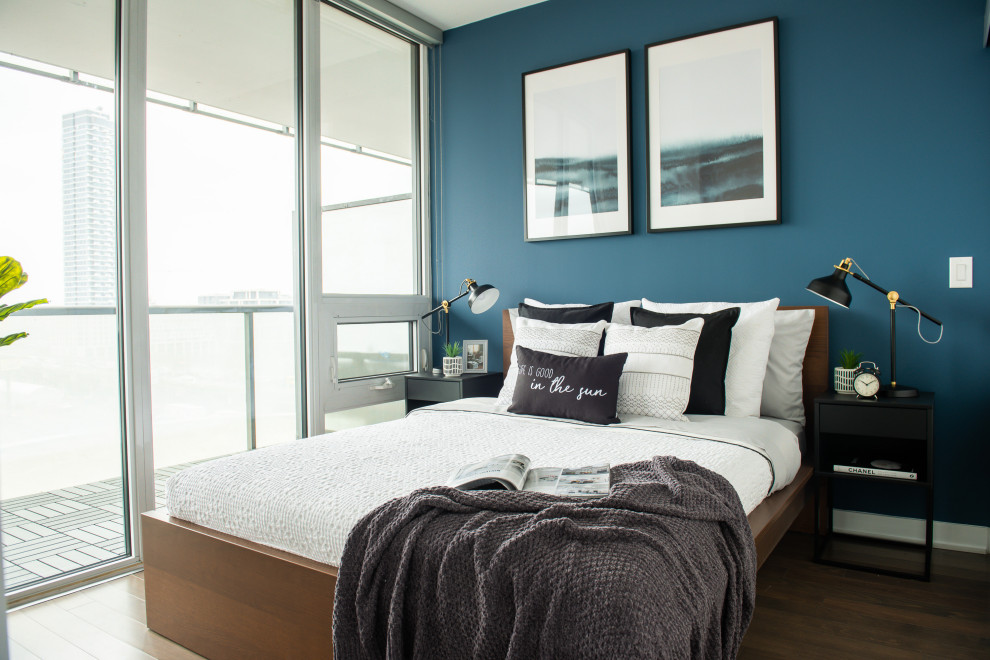 Стильный дизайн: гостевая спальня (комната для гостей) в современном стиле с синими стенами, паркетным полом среднего тона и коричневым полом без камина - последний тренд