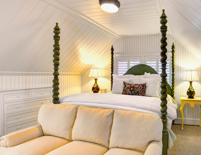 Ispirazione per una piccola camera da letto tradizionale con pareti bianche e pavimento in legno massello medio