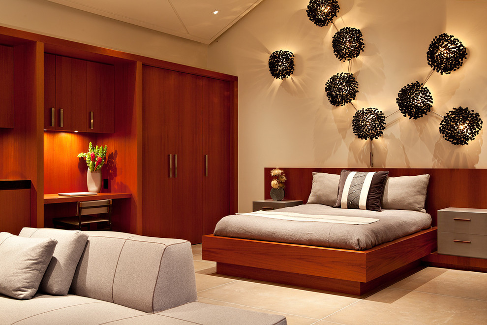 Modelo de habitación de invitados contemporánea grande con paredes beige y suelo de baldosas de cerámica