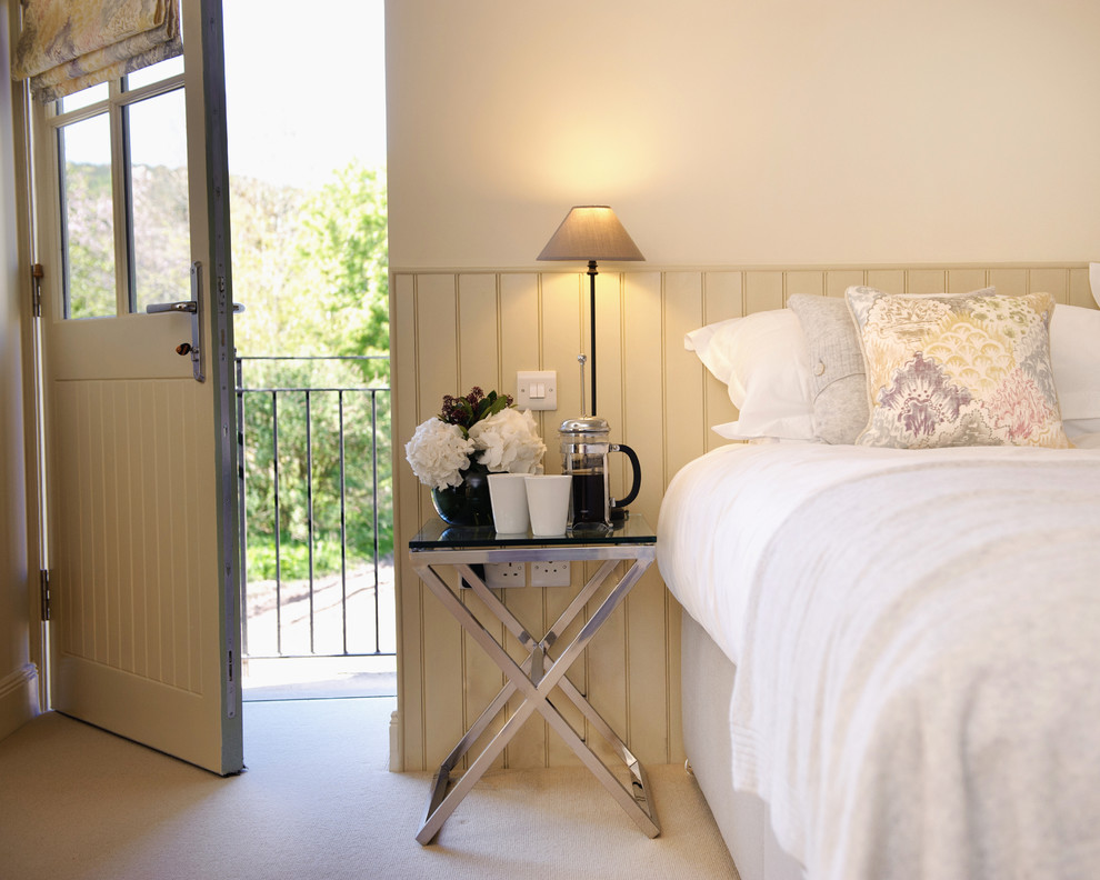 Foto de habitación de invitados clásica renovada con paredes beige y moqueta