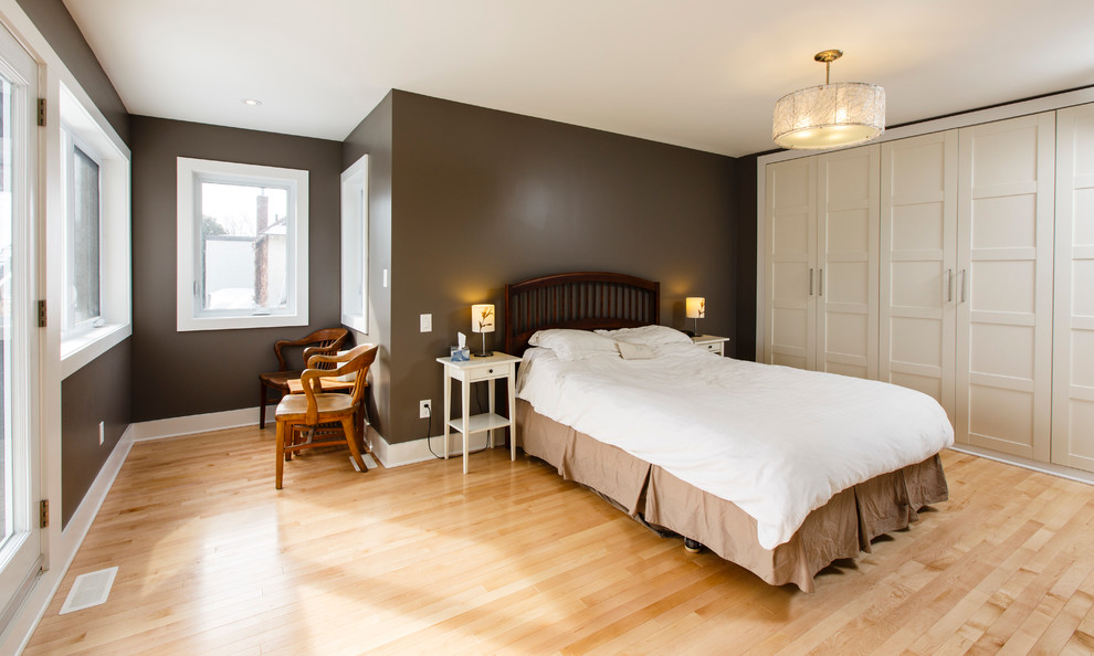 Bedroom - traditional bedroom idea in Ottawa