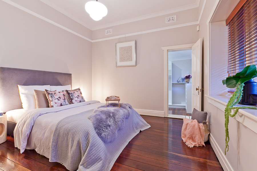 Foto på ett mellanstort funkis sovrum, med mellanmörkt trägolv