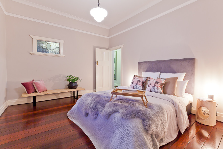 Idee per una camera da letto contemporanea di medie dimensioni con pavimento in legno massello medio e nessun camino