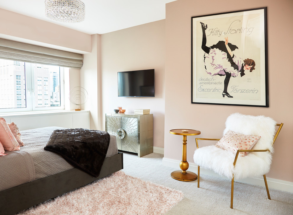 Idee per una camera degli ospiti contemporanea di medie dimensioni con pareti rosa, moquette e pavimento bianco