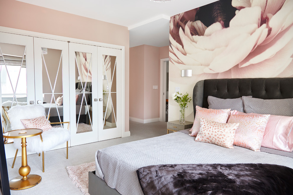 На фото: маленькая хозяйская спальня в стиле неоклассика (современная классика) с розовыми стенами, ковровым покрытием и бежевым полом без камина для на участке и в саду
