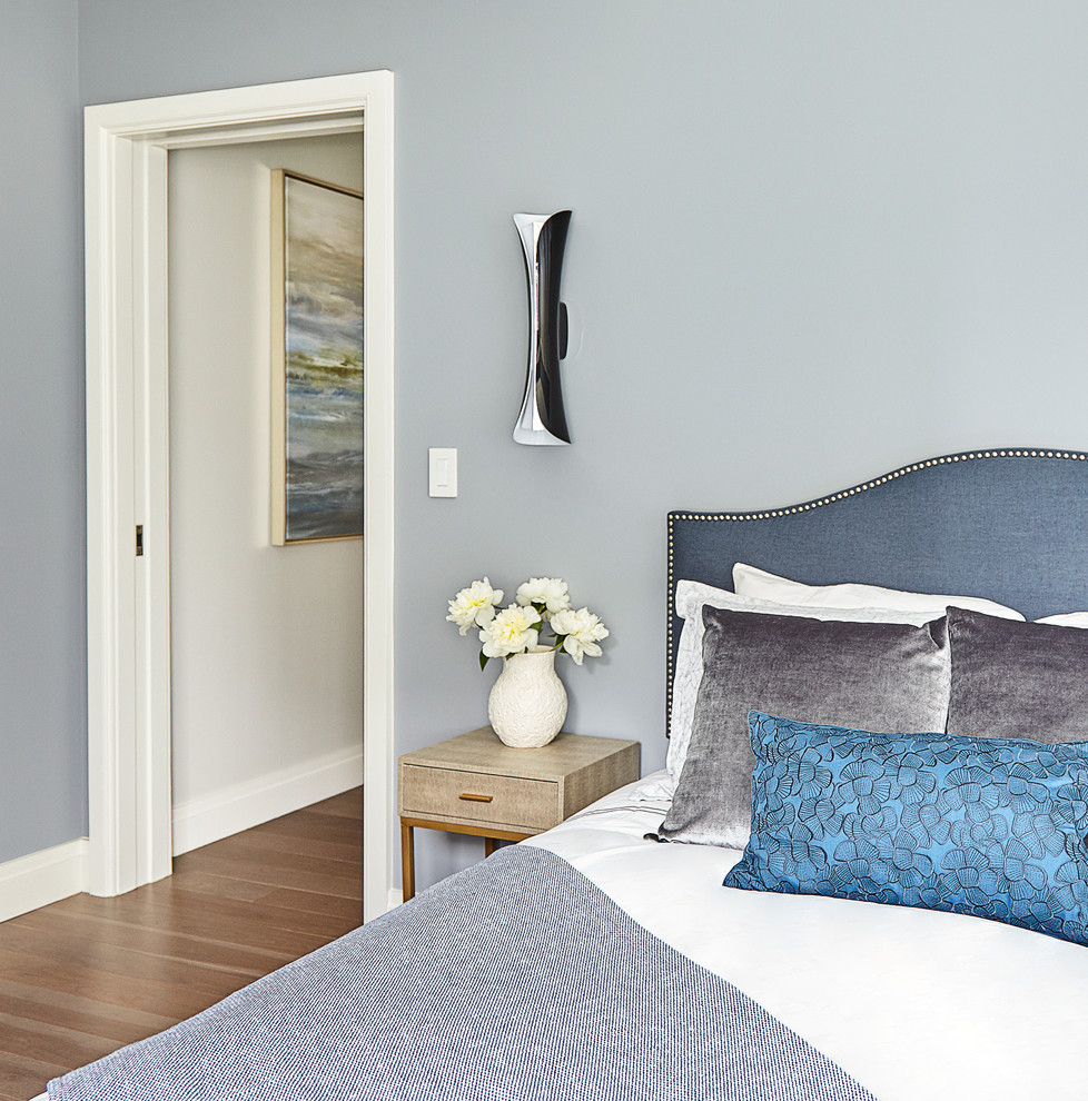 На фото: маленькая гостевая спальня (комната для гостей) в стиле неоклассика (современная классика) с синими стенами, светлым паркетным полом и бежевым полом без камина для на участке и в саду