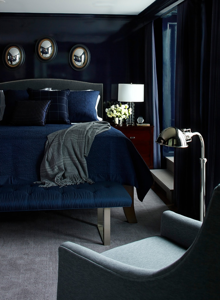 ニューヨークにある広いトランジショナルスタイルのおしゃれな主寝室 (青い壁) のインテリア