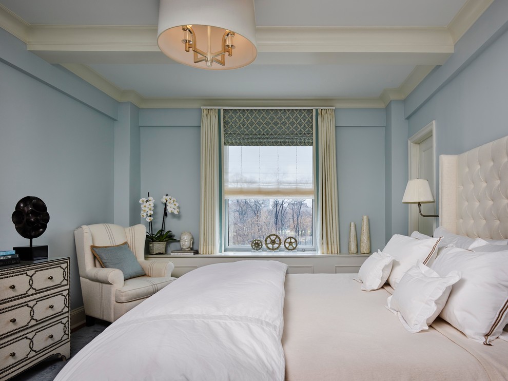 Ejemplo de dormitorio tradicional con paredes azules
