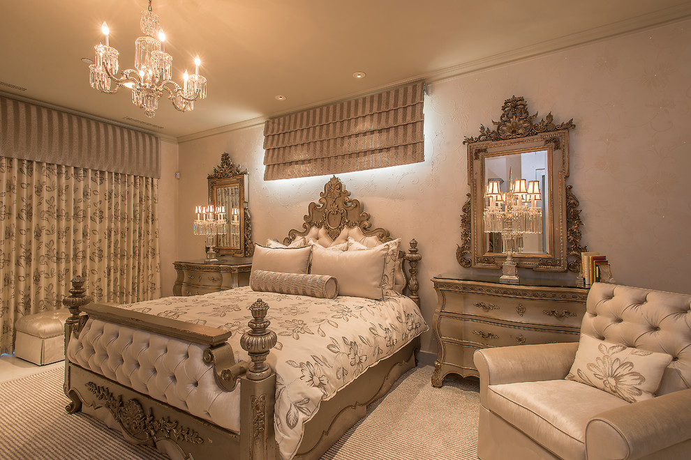 Ejemplo de dormitorio principal mediterráneo grande con paredes beige y suelo de mármol