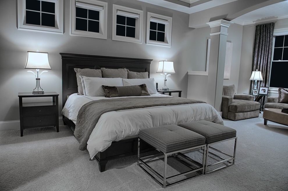 Свежая идея для дизайна: большая хозяйская спальня в стиле неоклассика (современная классика) с серыми стенами, ковровым покрытием и серым полом без камина - отличное фото интерьера