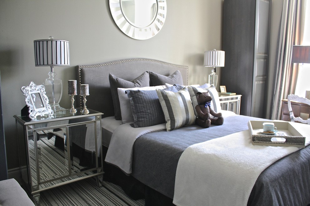 На фото: спальня в стиле неоклассика (современная классика) с серыми стенами и ковровым покрытием с