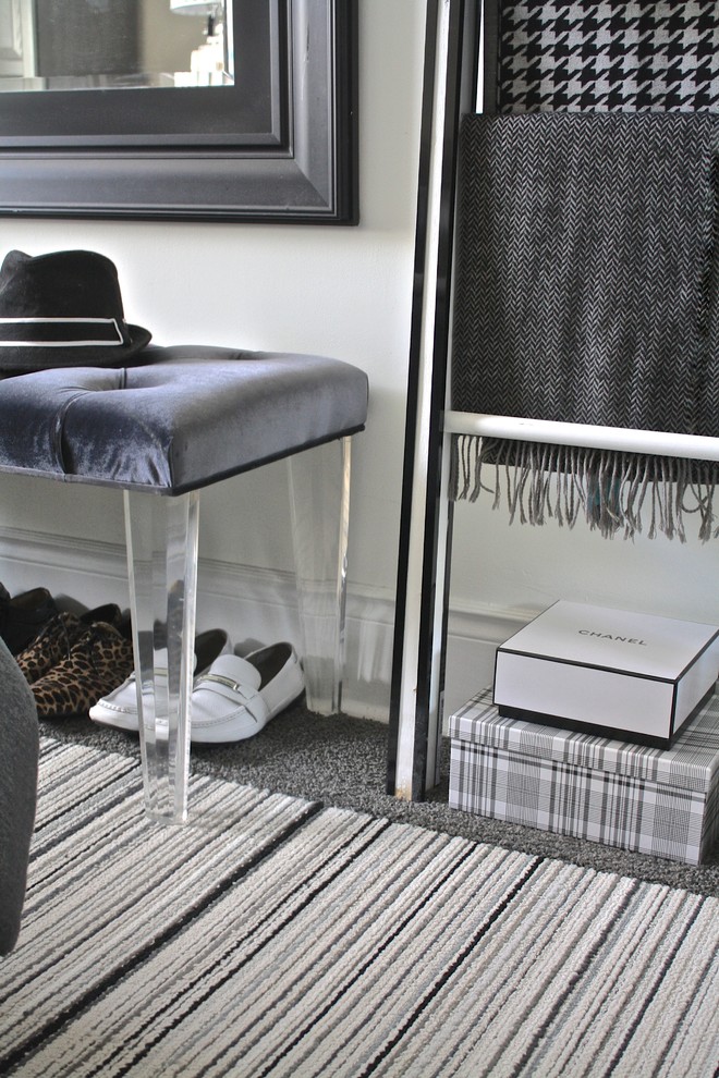 Стильный дизайн: спальня в стиле неоклассика (современная классика) с белыми стенами и ковровым покрытием - последний тренд
