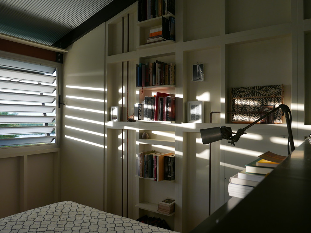 Diseño de dormitorio tipo loft tropical pequeño con paredes blancas y suelo de contrachapado