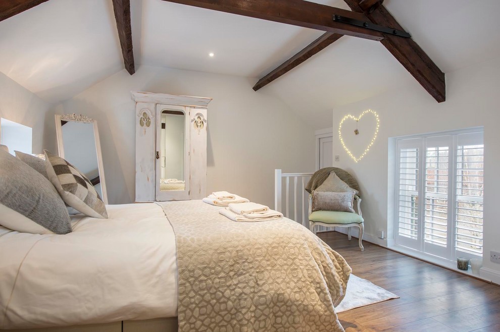 На фото: спальня среднего размера в стиле кантри с белыми стенами, паркетным полом среднего тона и коричневым полом
