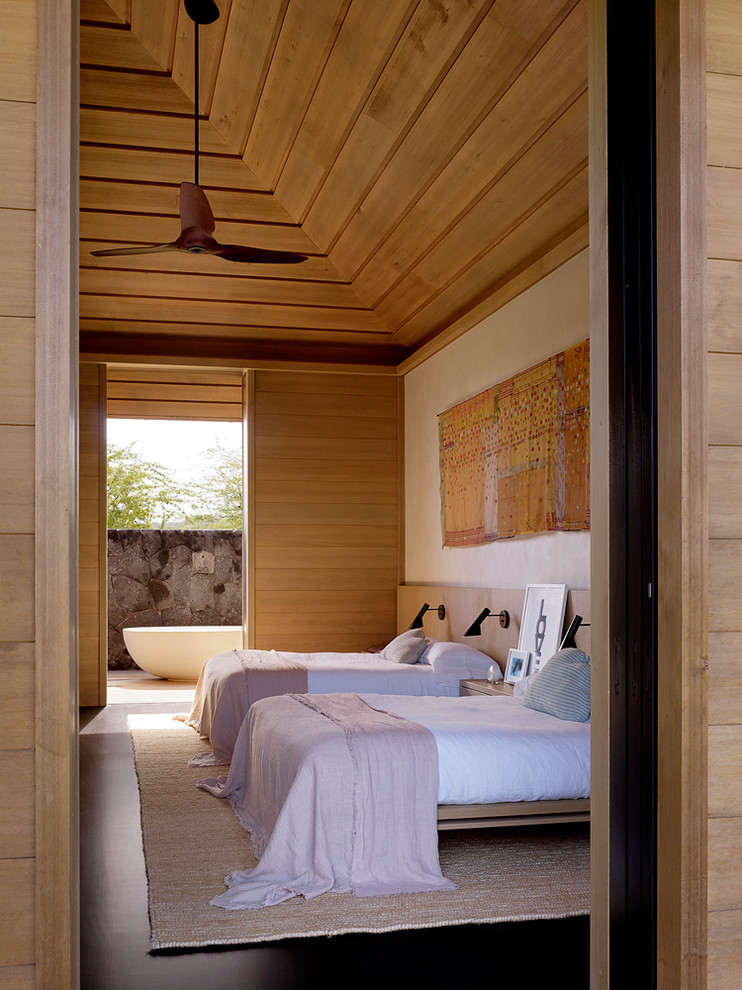 Modelo de habitación de invitados contemporánea con paredes beige y suelo de madera oscura