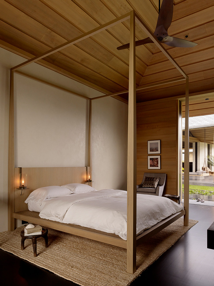 Diseño de dormitorio tropical con paredes beige