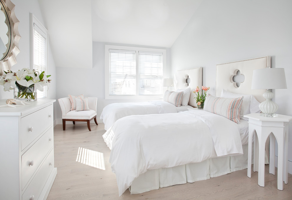 На фото: гостевая спальня (комната для гостей), в светлых тонах в морском стиле с белыми стенами и светлым паркетным полом без камина