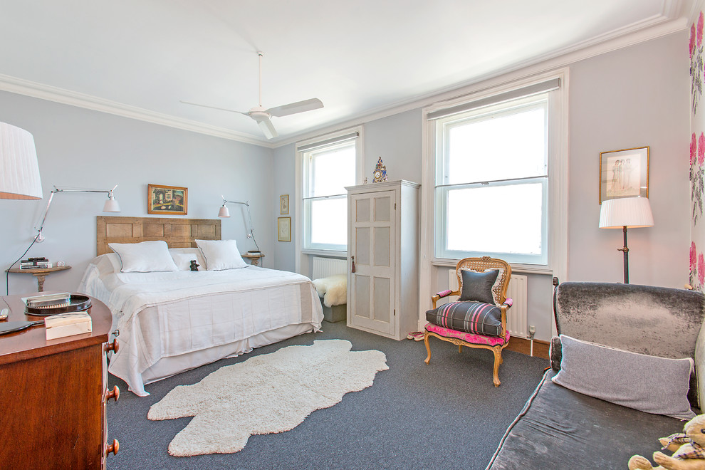 Diseño de dormitorio ecléctico de tamaño medio sin chimenea con paredes azules, moqueta y suelo gris