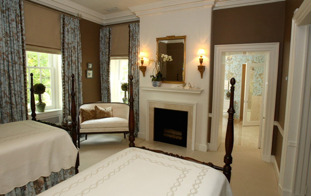Foto de habitación de invitados clásica de tamaño medio con paredes marrones, moqueta, todas las chimeneas y marco de chimenea de baldosas y/o azulejos
