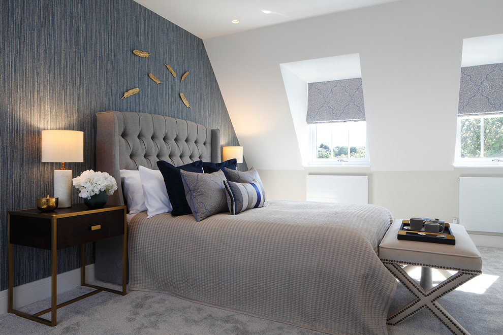 Imagen de dormitorio principal actual grande sin chimenea con paredes azules, moqueta y suelo gris