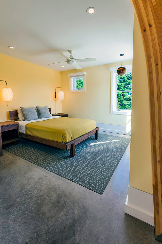 Идея дизайна: гостевая спальня среднего размера, (комната для гостей) в современном стиле с желтыми стенами и бетонным полом без камина