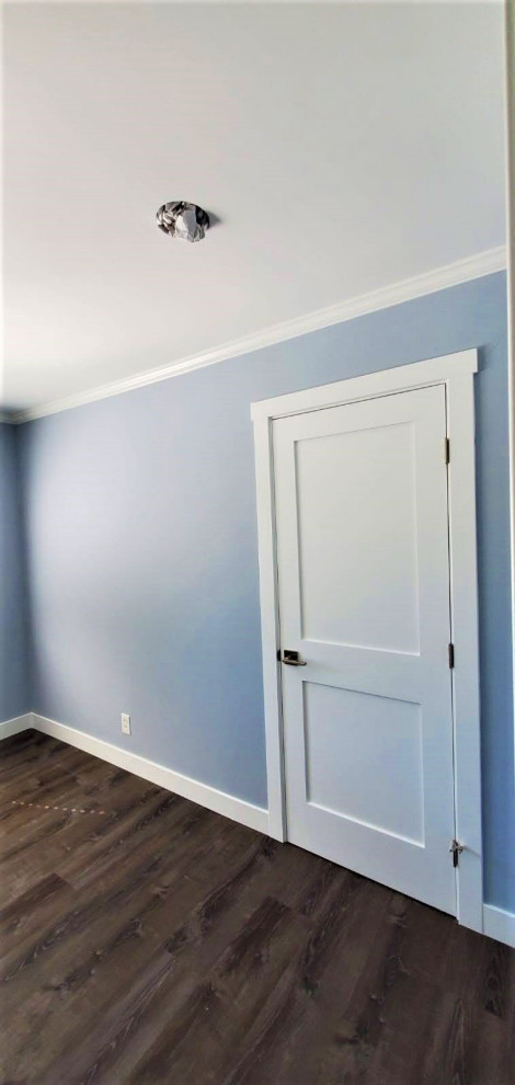 Idéer för stora amerikanska gästrum, med blå väggar, vinylgolv och blått golv