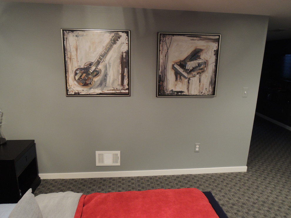 Aménagement d'une grande chambre avec moquette contemporaine avec un mur gris.