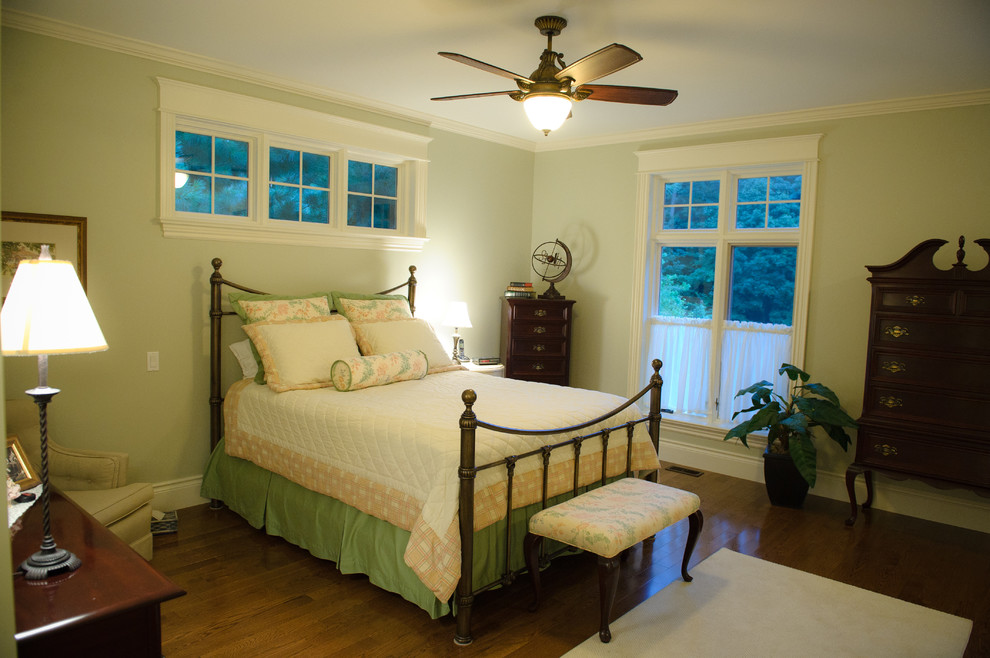 Aménagement d'une chambre parentale campagne de taille moyenne avec un mur beige et un sol en bois brun.