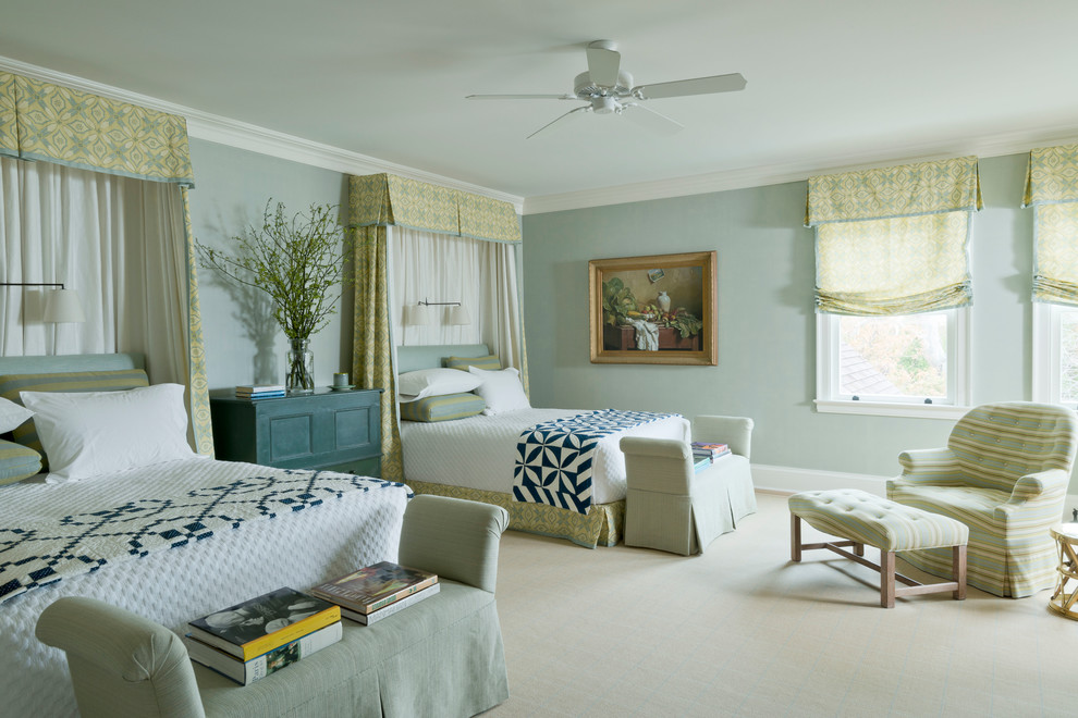 На фото: спальня в классическом стиле с синими стенами и ковровым покрытием с